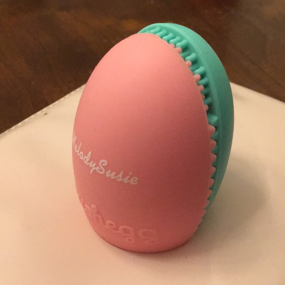 Brushegg makeup brush cleaning tool